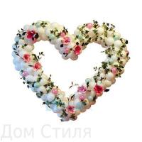 Сердце украшенное искусственными цветами
