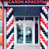 Украшение входной группы колоннами из шаров