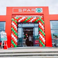 Оформление шарами входной группы магазина Spar