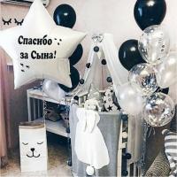 Украшение шарами на выписку в чёрно белом стиле
