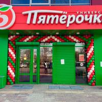 Оформление шарами входа в магазин Пятёрочка