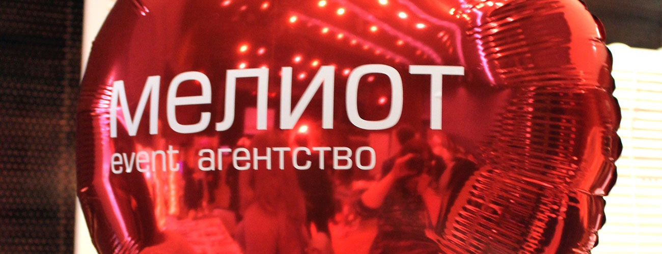 Нанесение наклейки на шарики