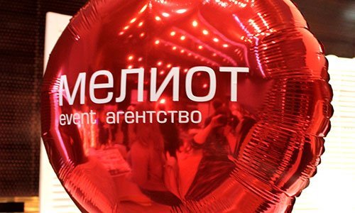 Нанесение наклейки на шарики